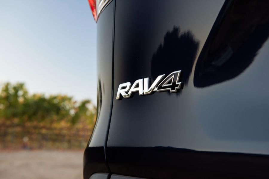 Логотип Toyota RAV4 XLE Hybrid 2018 года  (NA) (фото 10 из 26)